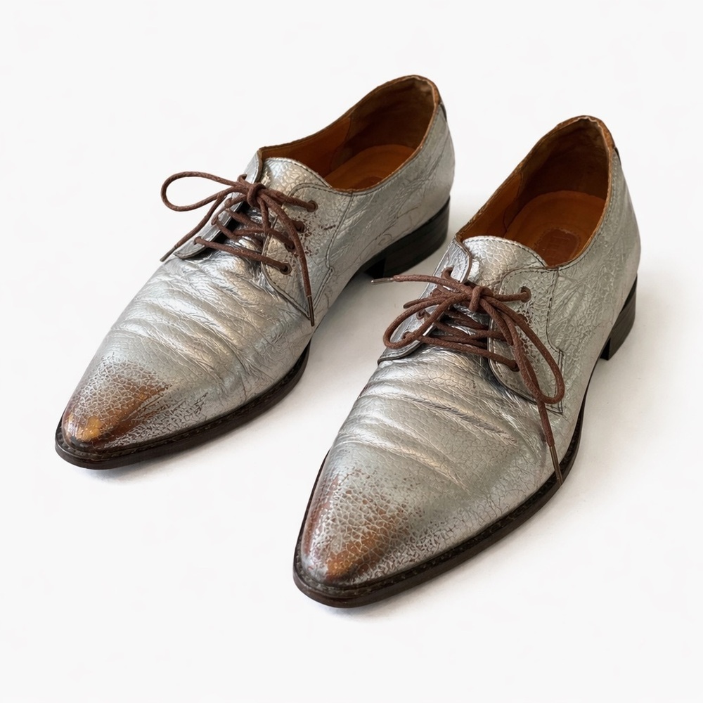 GEE WAWA x ANTHROPOLOGIE Emily Metallic Distressed‎ Leather Pointed Toe Oxford